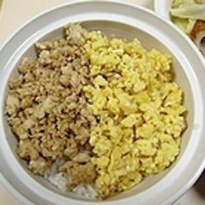 2色そぼろ丼